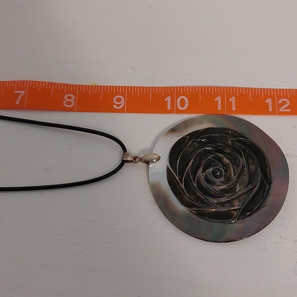 NWT Lee Sands carved floral shell necklace, 18" - Picture 3 of 6